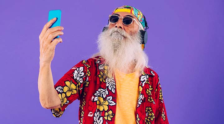 Vuurwerk huisstijl personal branding ouder man met zonnebril maakt selfie