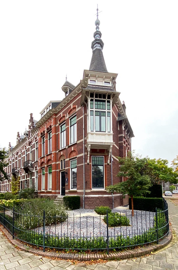 Kantoor met torentje van Vuurwerk Branding Storytelling Marketing en Grafische Vormgeving in Arnhem aan de Boulevard Heuvelink 124 in Arnhem